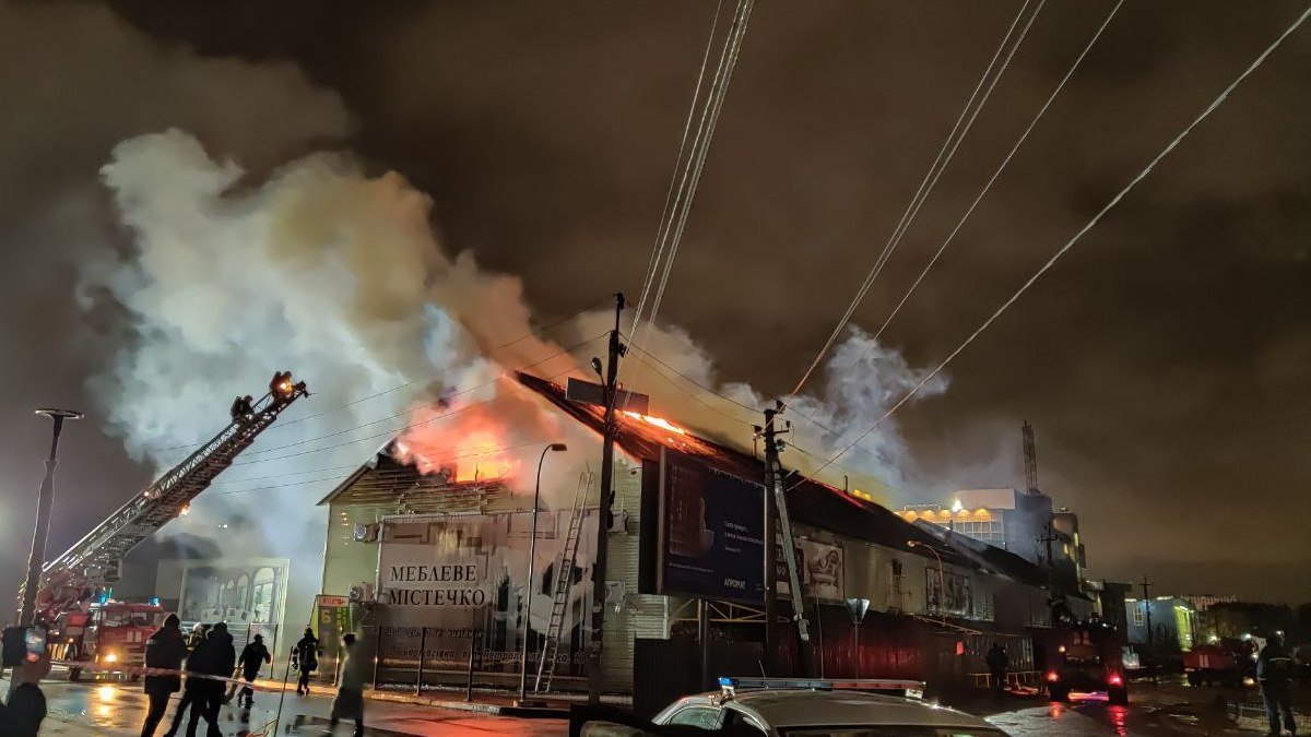 Под Киевом полыхает мебельный торговый центр: пожару присвоили ранг повышенной сложности