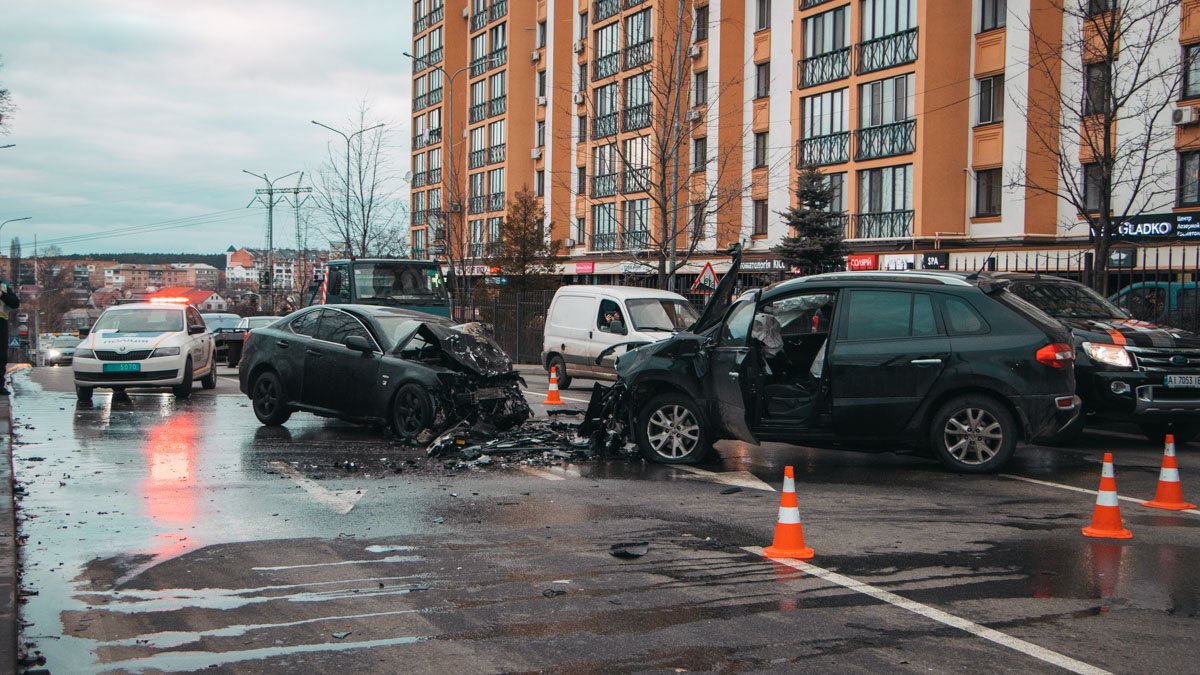 Под Киевом лоб в лоб столкнулись Lexus и Renault: троих людей госпитализировали