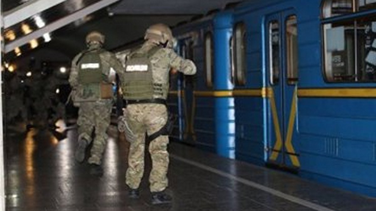 В Киеве в час пик закрыли центральные станции метро: что произошло