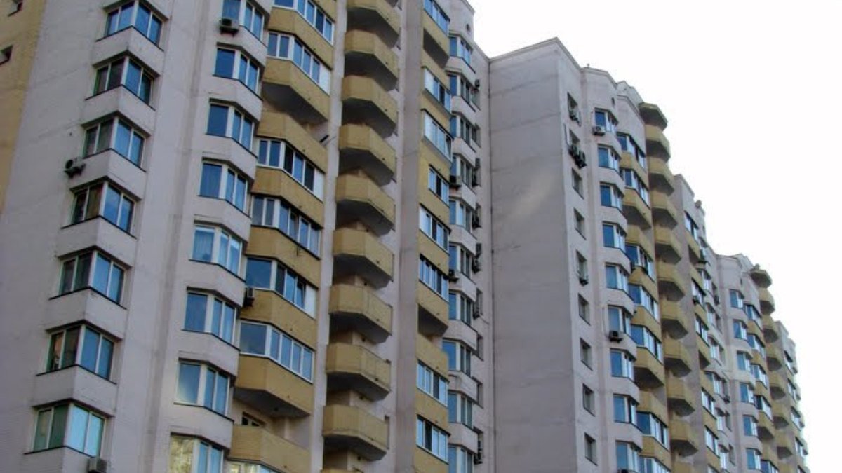 В Киеве на Позняках из окна 16-этажки выпал мужчина