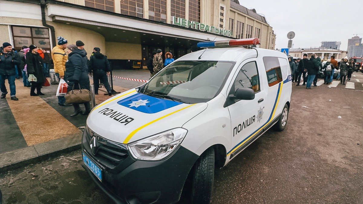 В Киеве из здания железнодорожного вокзала эвакуируют людей: что делать пассажирам поездов
