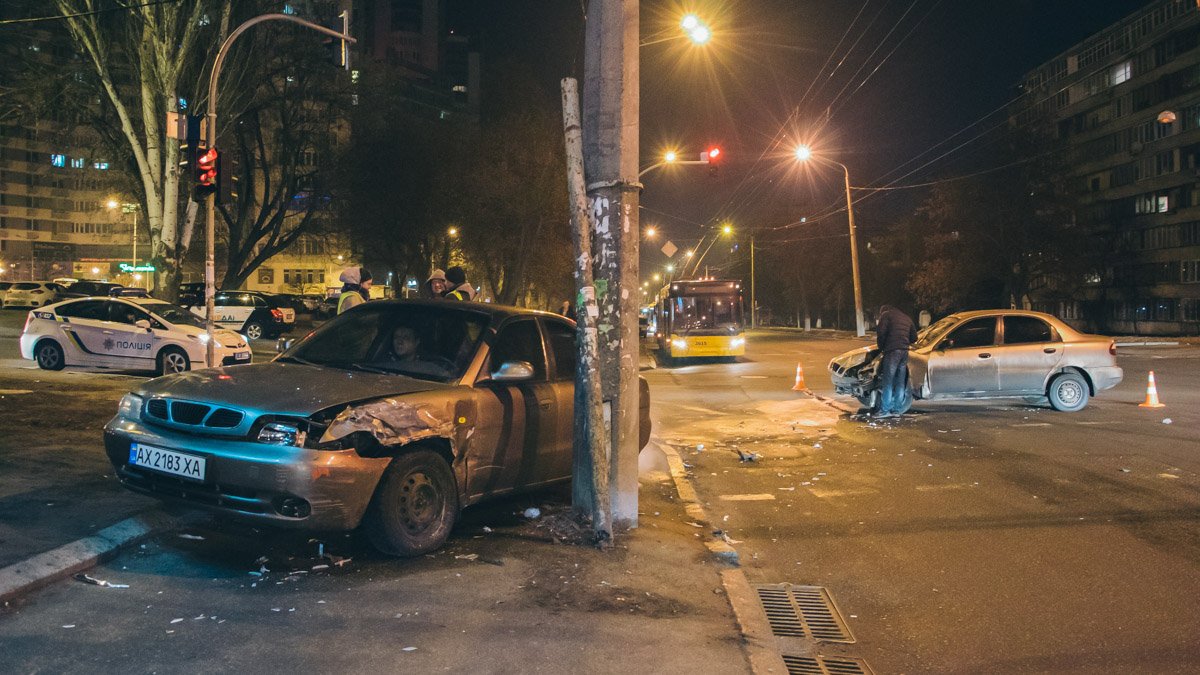 В Киеве на Куреневке столкнулись два Daewoo: авария заблокировала движение троллейбусов