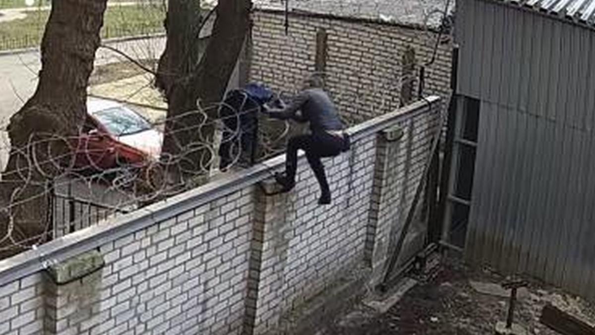 В Киеве экс-нардеп Черновол перелезла через забор с колючей проволкой на территорию ГБР, чтобы кинуть телефон в замглавы бюро