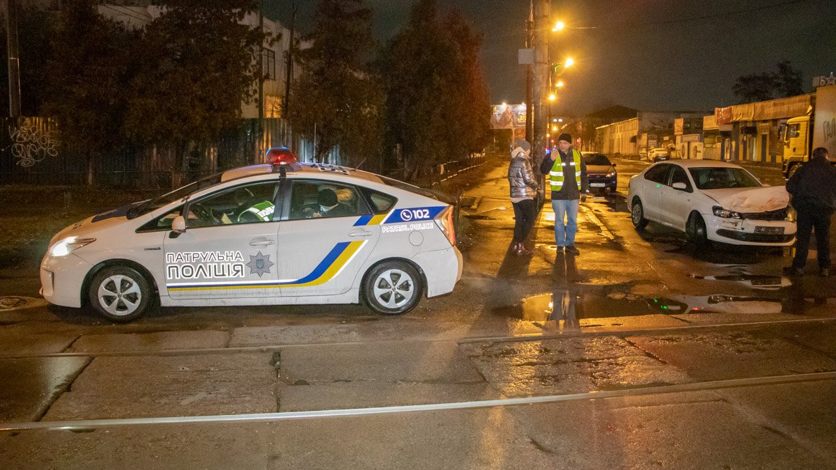 В Киеве на Куреневке девушка на Volkswagen въехала под трамвай
