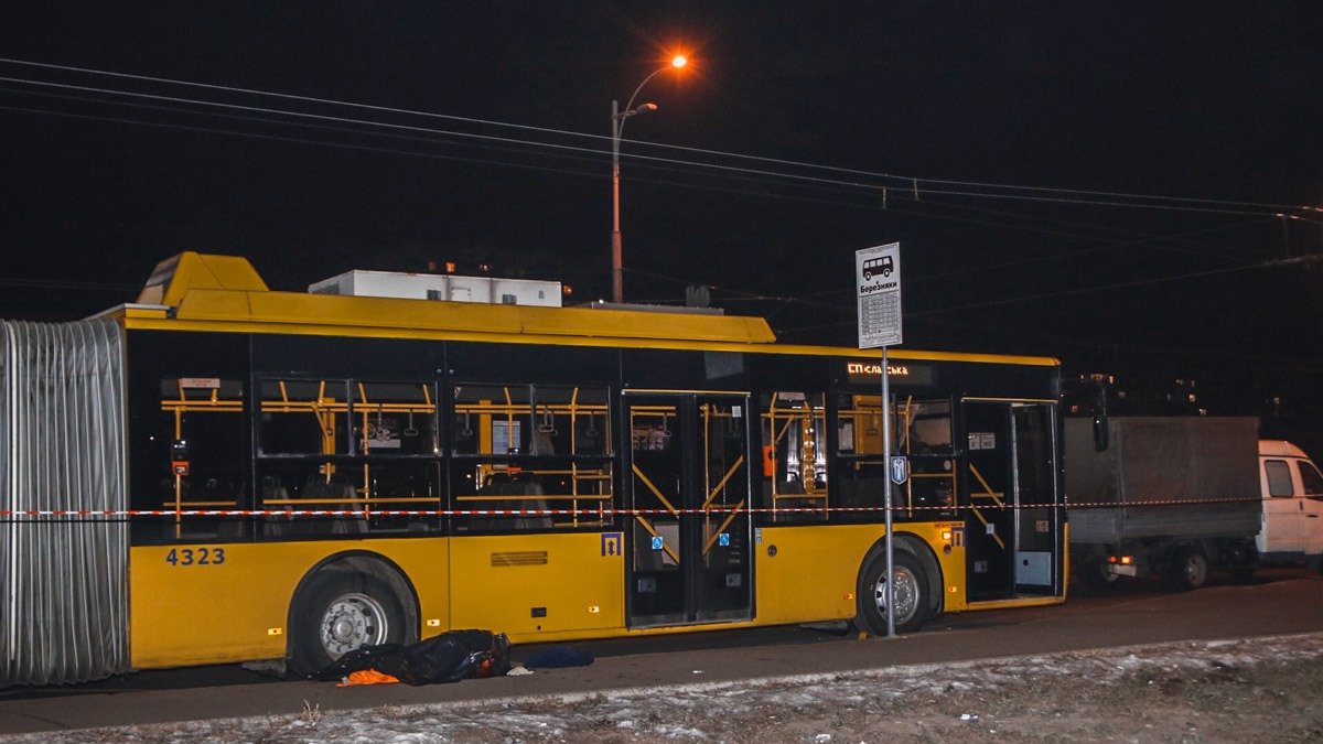 В Киеве мужчина перебегал дорогу и погиб под колесами троллейбуса