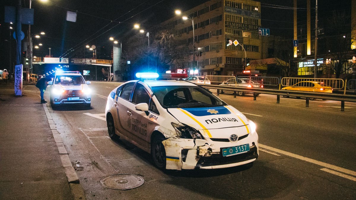 В Киеве водитель Renault не пропустил патрульный Prius и получил удар в бок