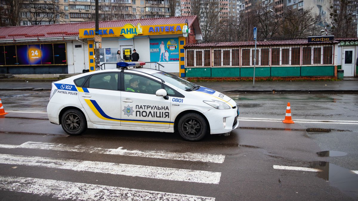 В Киеве на пешеходном переходе грузовик насмерть сбил женщину