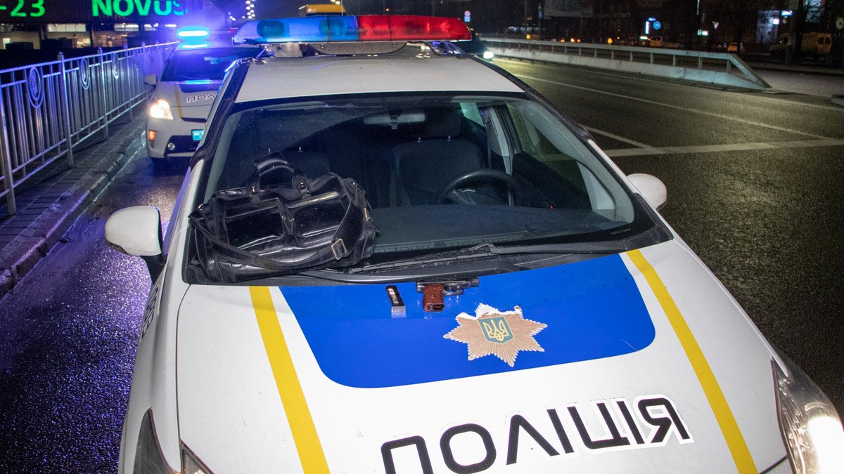 В Киеве на Академгородке мужчина угрожал прохожему заряженным пистолетом