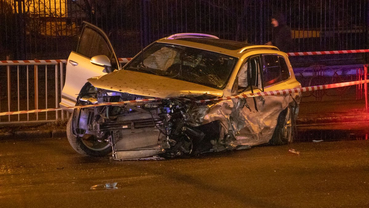 В Киеве на Лукьяновке Volkswagen протаранил Renault и в полете ударил Geely: пострадали двое мужчин