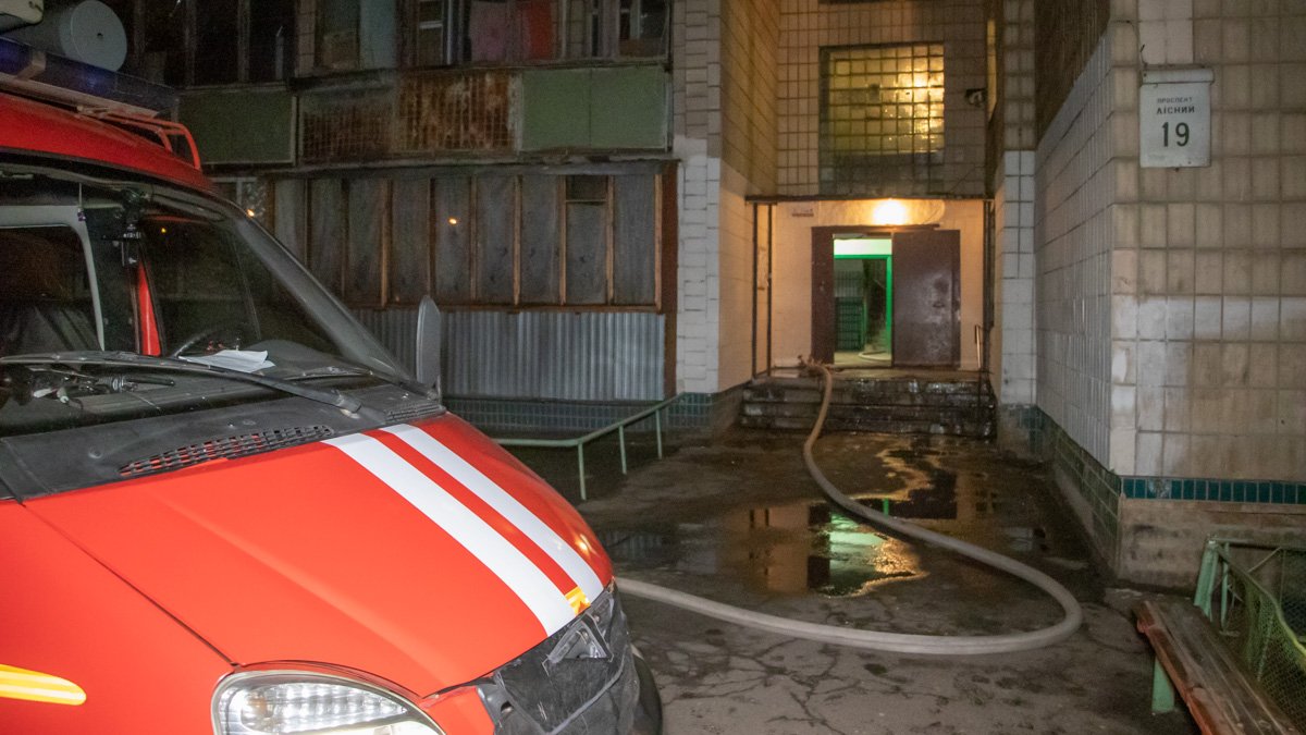 В Киеве на Лесном патрульные увидели горящую квартиру и спасли из нее мужчину