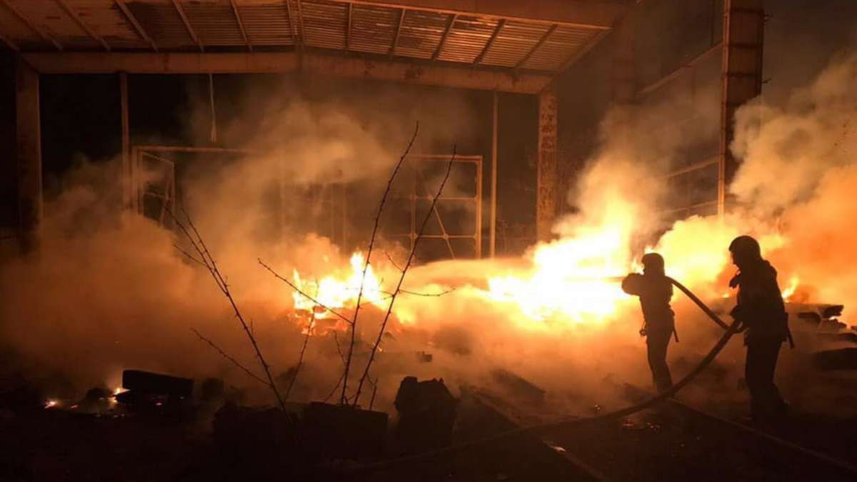 В Киеве на Рембазе загорелось железнодорожное депо