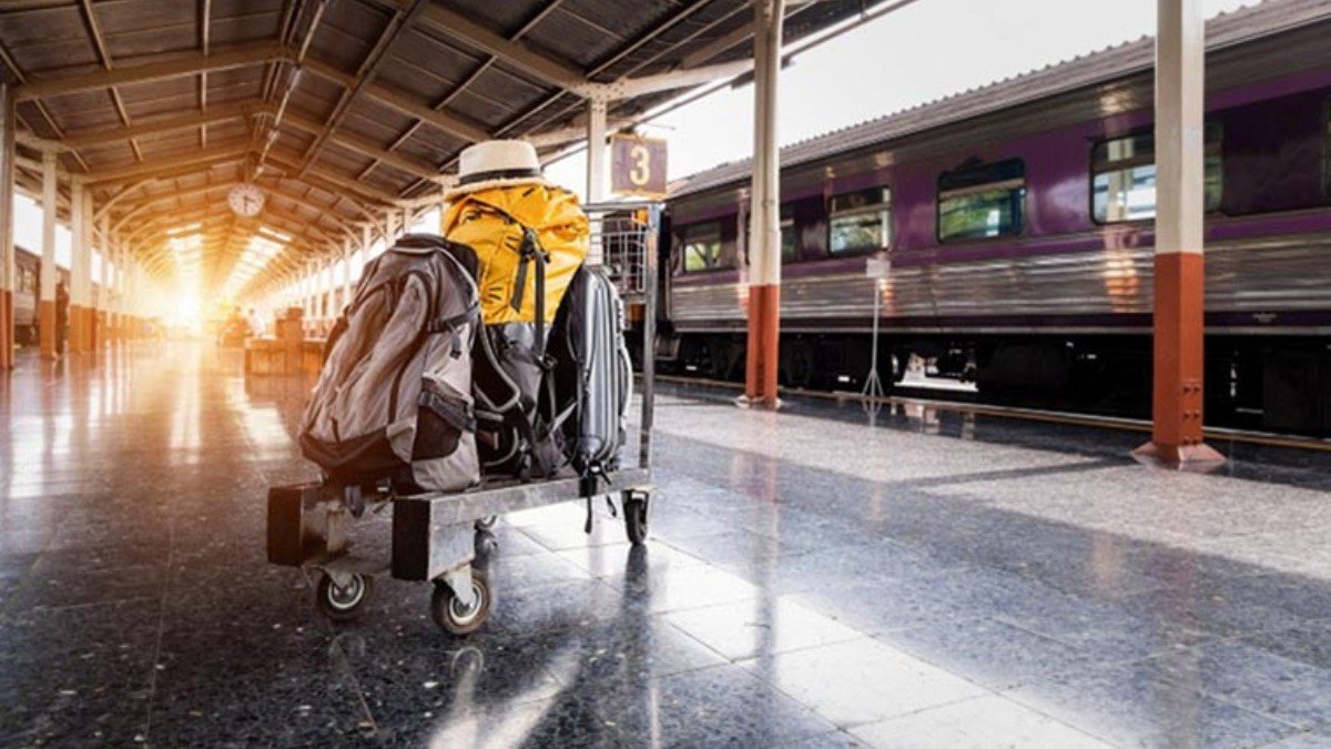 Пассажиры "Укрзалізниці" могут заказать доставку багажа домой: как это сделать и цена