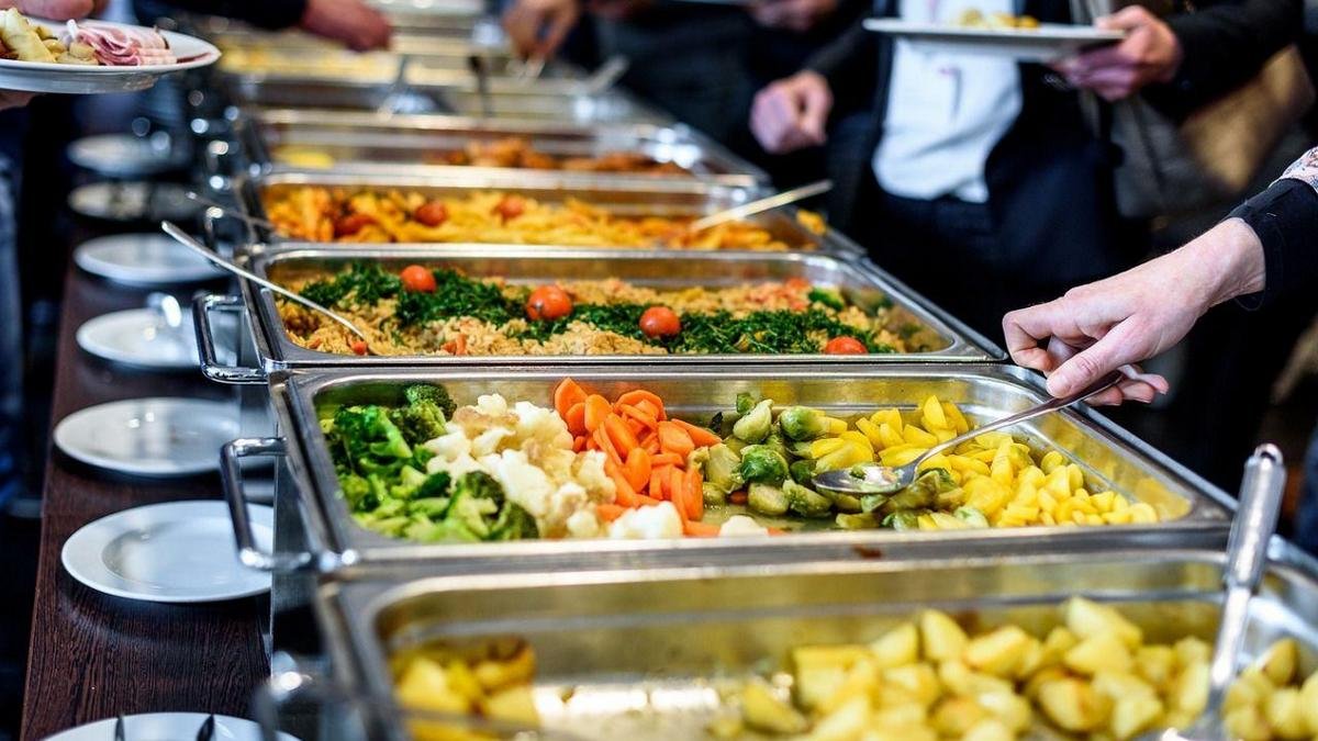 Просроченные полуфабрикаты и хранение вне холодильников: в Киеве проверили качество школьного питания