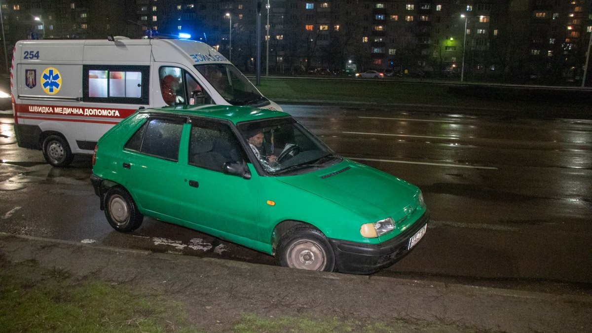 В Киеве возле парка Троещина Skoda насмерть сбила пешехода