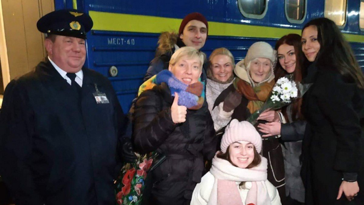 "Обещала вернуться": бабушка, которая два года бродяжничала в Киеве, наконец-то уехала домой