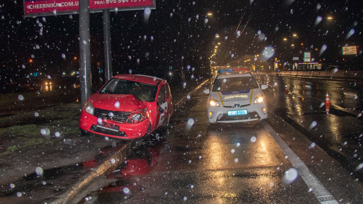 В Киеве на Радужном Dacia потеряла колесо и врезалась в столб: водителя увезла "скорая"