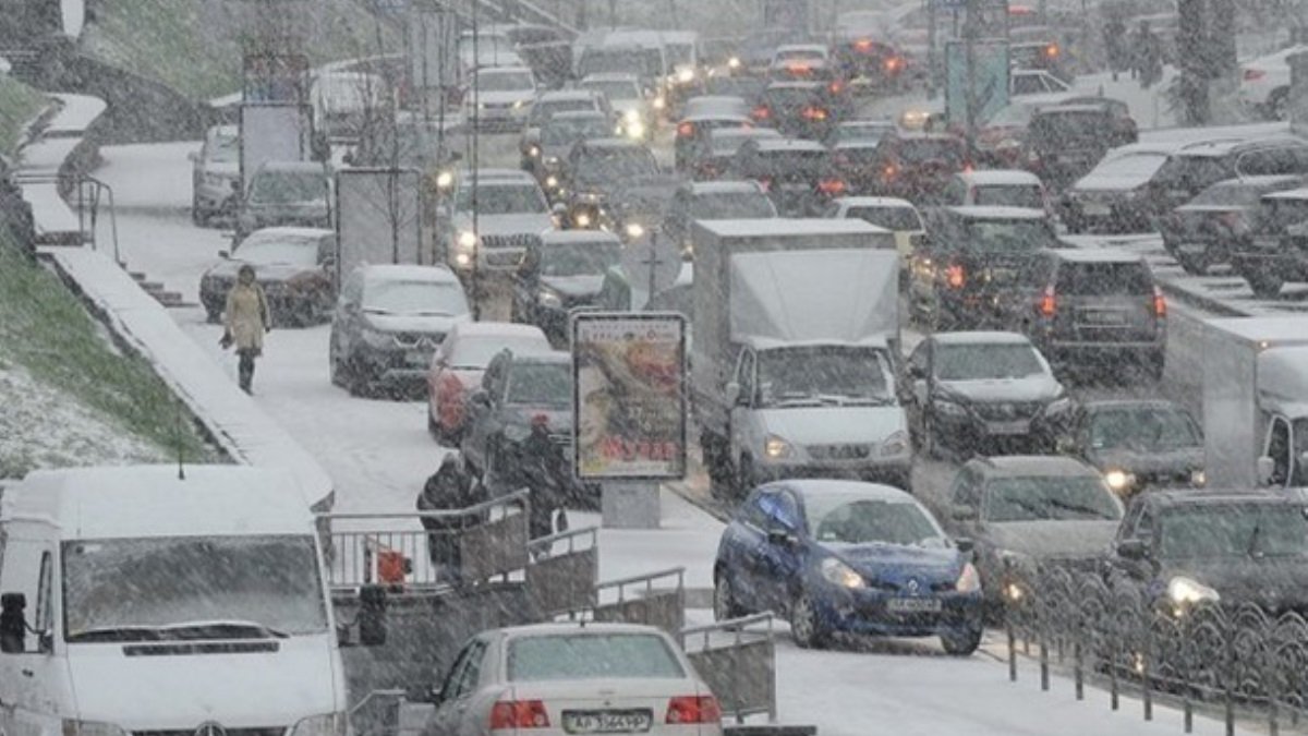 В Киеве из-за снега на дорогах масштабные пробки: куда лучше не ехать