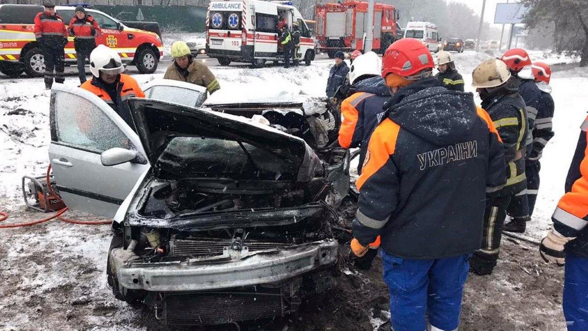 На въезде в Киев лоб в лоб столкнулись Jeep и Renault: есть погибший и пострадавшие