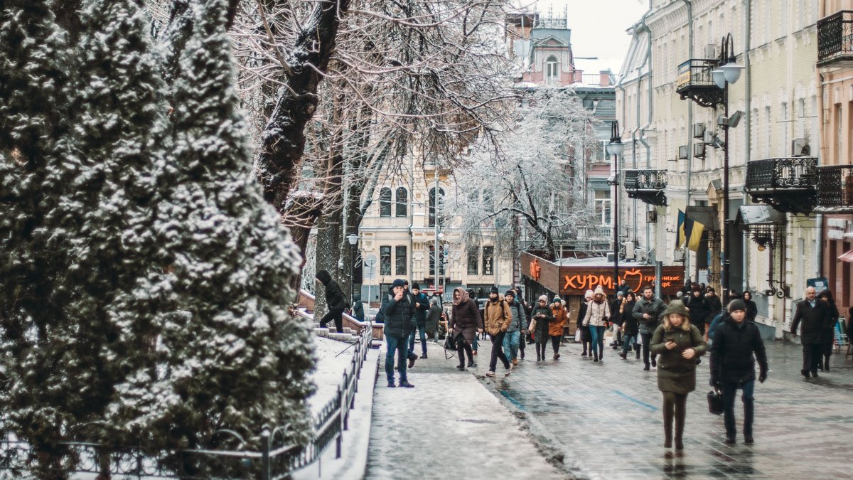 В Киеве зима поняла, что она зима и засыпала улицы снегом