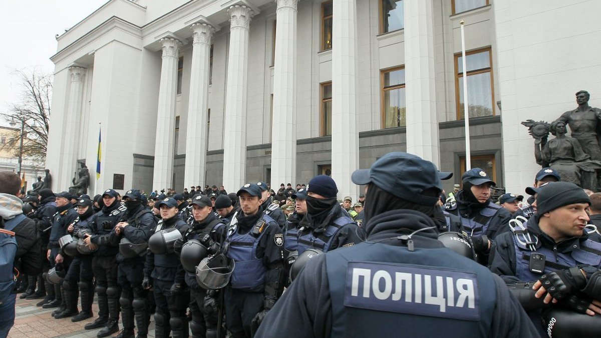 Протесты в Киеве: под Радой задержали 18-летнего парня с кастетом