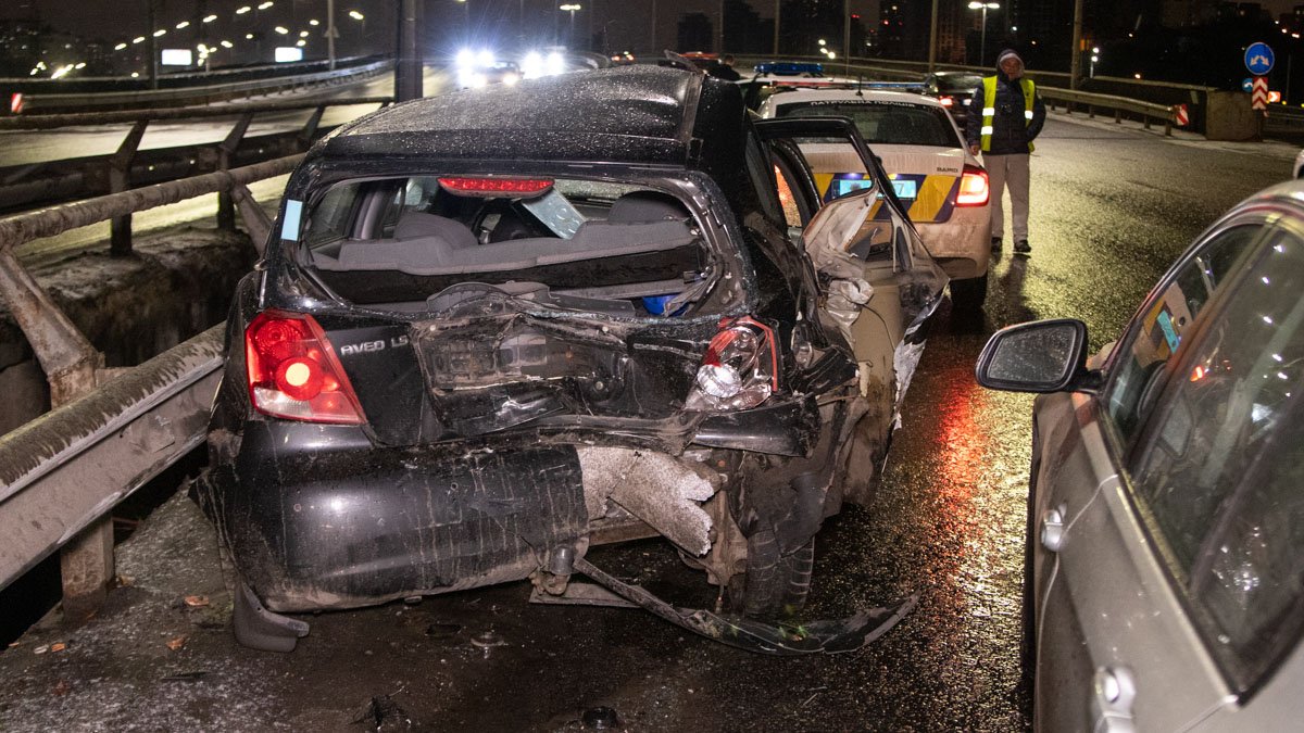 В Киеве на Южном мосту столкнулись три авто: задняя часть Chevrolet сложилась "гармошкой", водителя госпитализировали