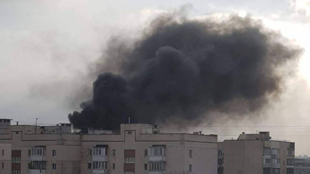 В Киеве на Куреневке виден густой столб дыма: что горит