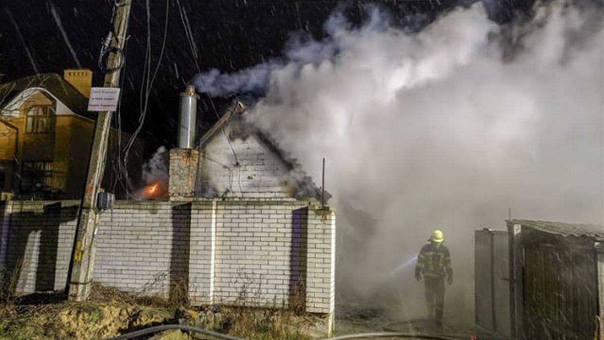 В Киеве мужчина лег спать и сгорел в собственном доме