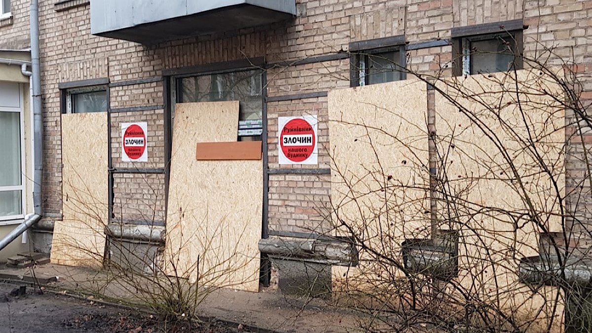 В центре Киева в стене дома появились дыры: жильцы замерзают в своих квартирах