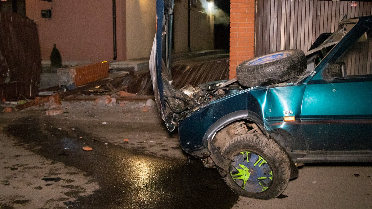 В Киеве пьяный мужчина на "Славуте" снес забор дома и уснул в машине полицейских