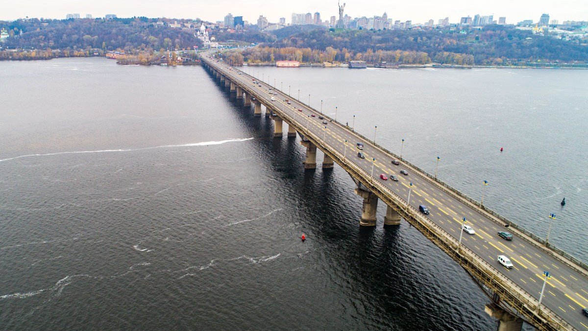 В Киеве начнут проверять мост Патона: движение транспорта ограничат