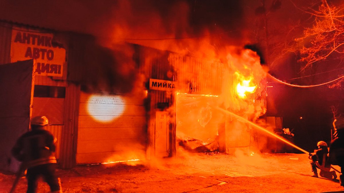 В Киеве на Лобановского сгорела автомойка: дым окутал весь район