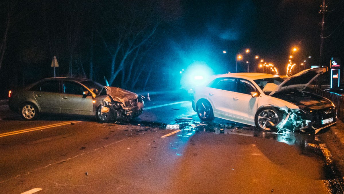 Под Киевом лоб в лоб столкнулись две Audi: видео момента аварии