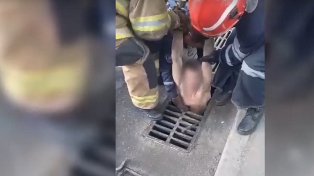 "Из люка видно человеческие пальцы": в Киеве из канализации достали голого мужчину