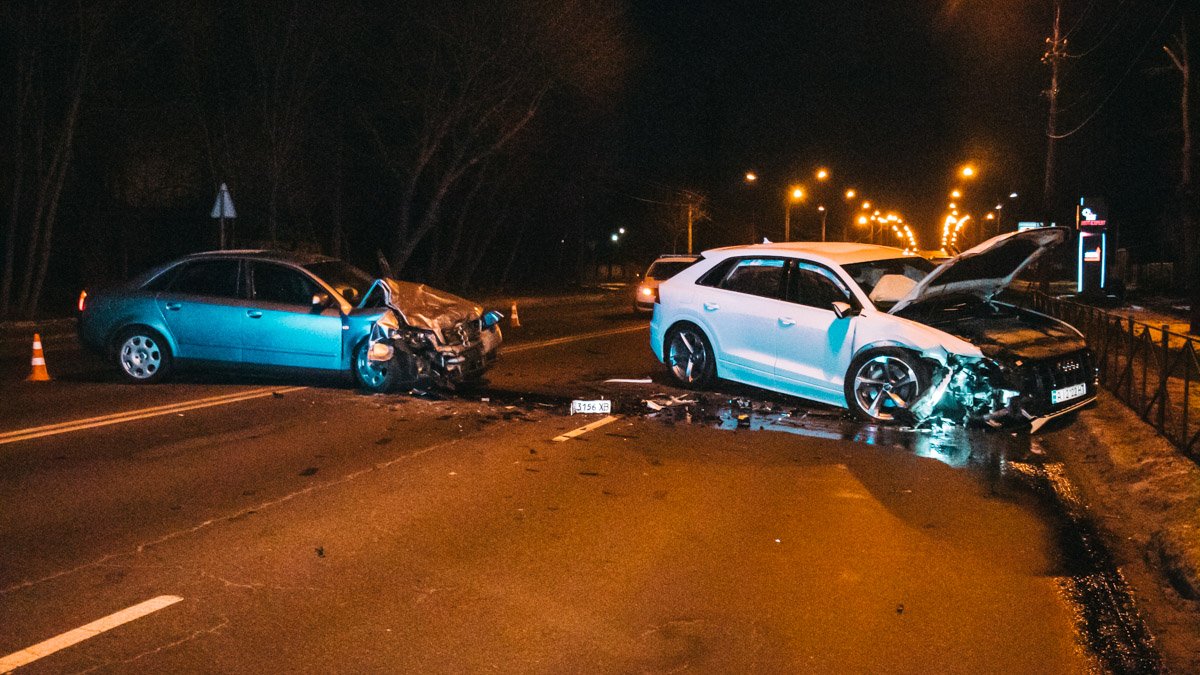 Под Киевом лоб в лоб столкнулись две Audi: пострадал мужчина