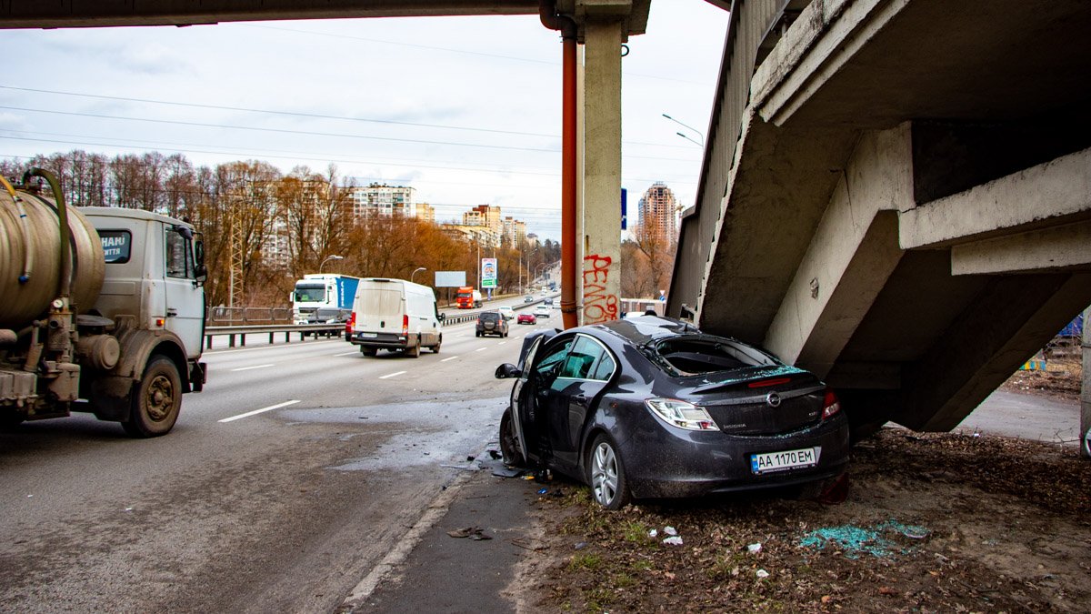 На въезде в Киев Opel обогнул опору моста: водитель в тяжелом состоянии