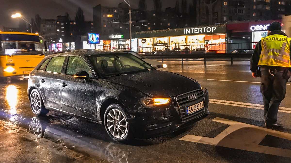 В Киеве на КПИ Audi перевернула BMW и зацепила две машины