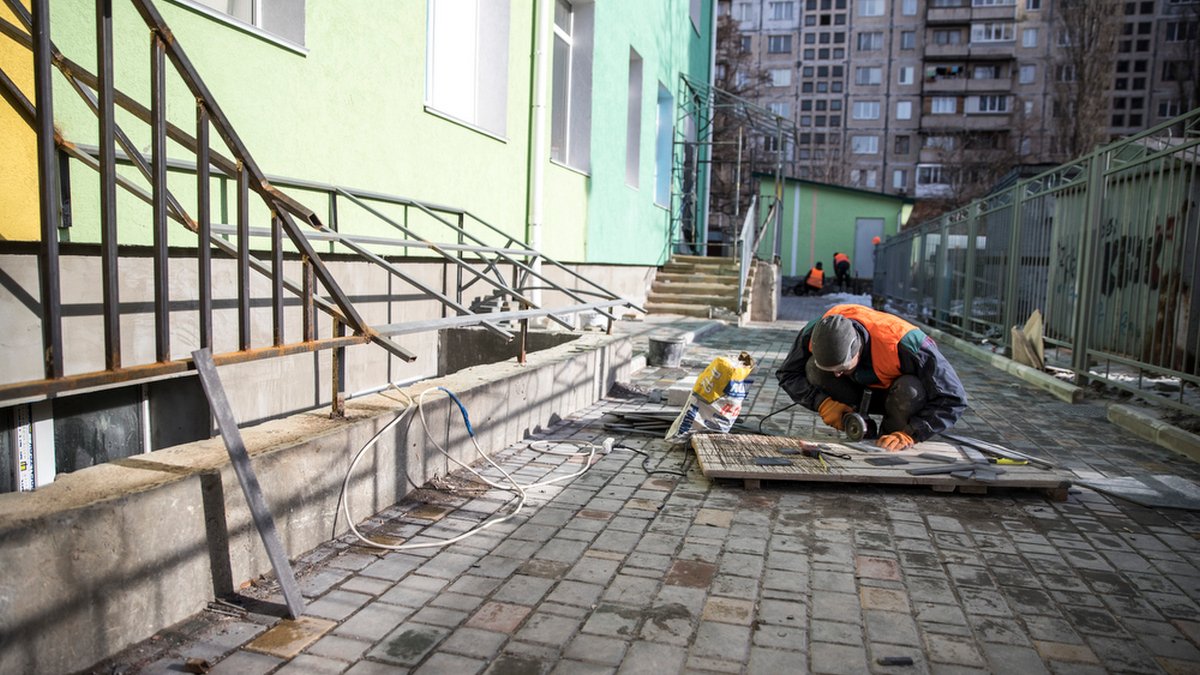 В Киеве на Приорке ремонтируют "уставший" детский сад: как он выглядит сейчас