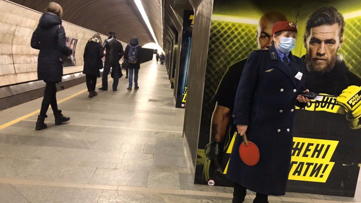 Вопрос дня: почему сотрудники метро Киева вышли на работу в масках