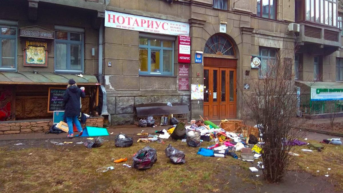 "Он бросил меня, а я - его вещи": в центре Киева девушка выбросила вещи бывшего из окна его квартиры