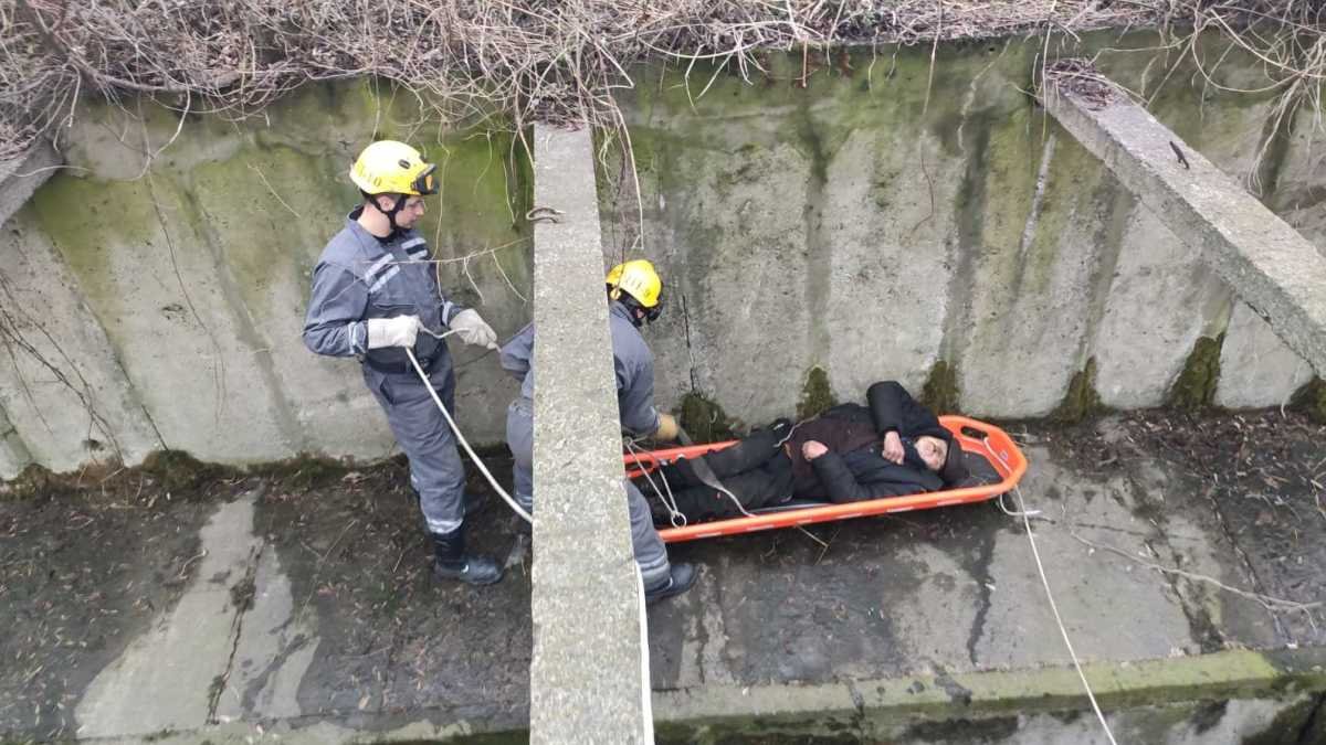 В Киеве на КПИ упавший мужчина три дня пролежал у реки: его доставали спасатели