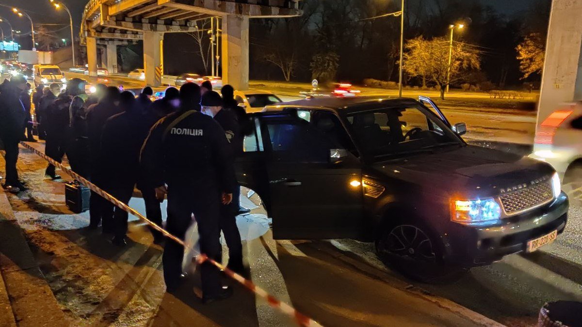 В Киеве Range Rover с полицейским в салоне устроил погоню с копами и попал под обстрел