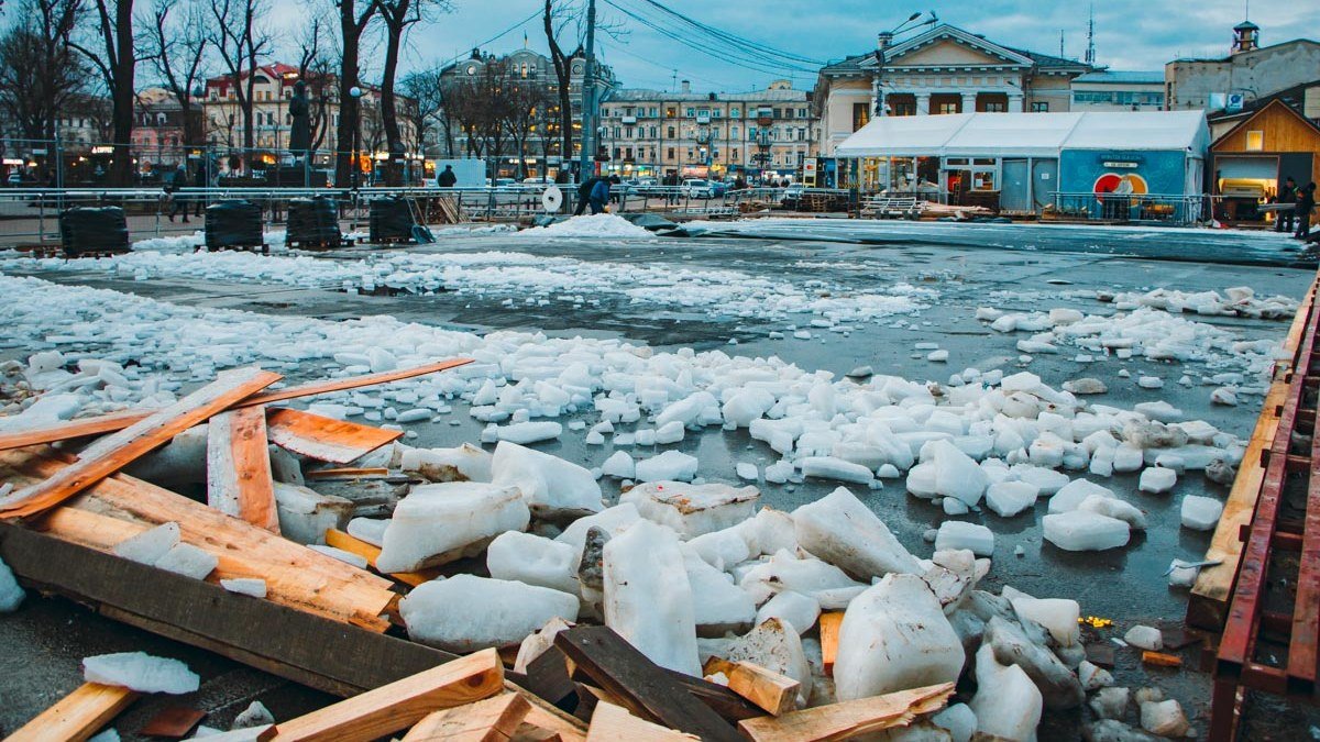 В Киеве на Контрактовой площади каток демонтировали раньше времени