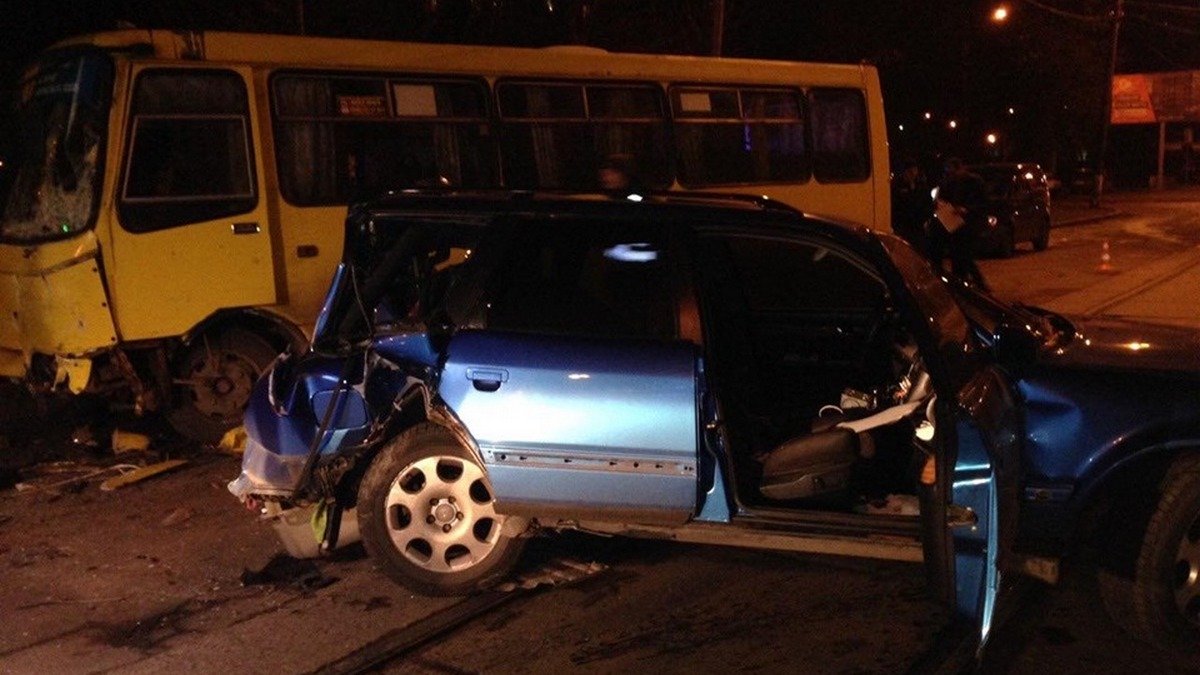 В Киеве пьяный водитель Audi влетел в автобус: пострадали 6 человек, среди них - беременная