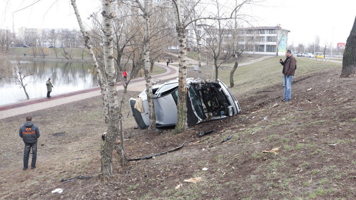 В Киеве на Березняках Volkswagen перевернулся и влетел в дерево: видео момента ДТП