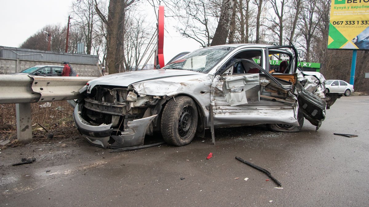 На въезде в Киев Toyota Sequoya врезалась в Mitsubishi Carisma: пострадали два человека
