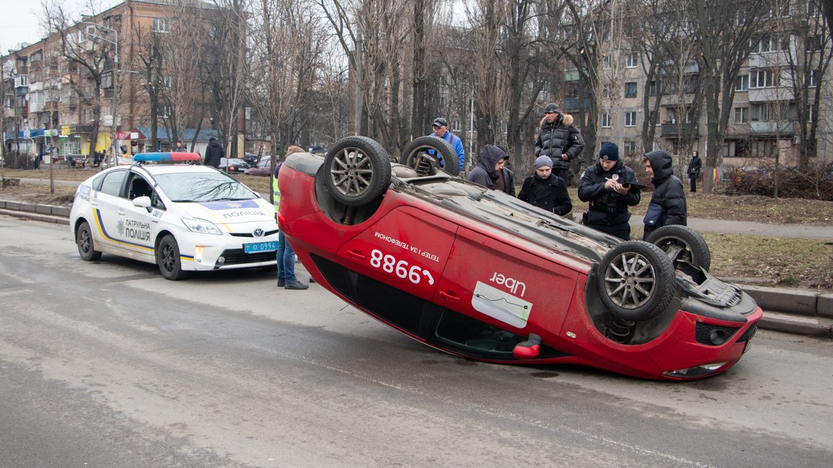 В Киеве на Отрадном Seat Ibiza перевернулся, чтобы избежать ДТП