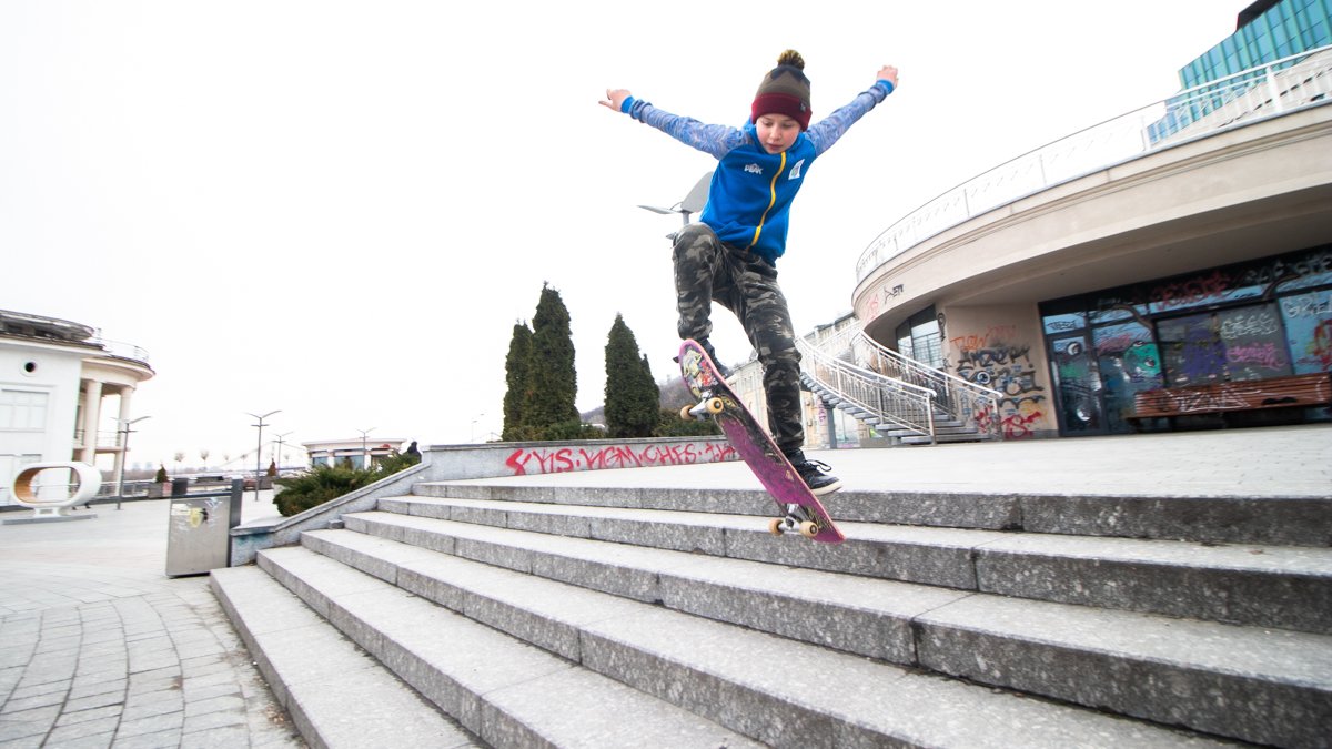 Скейтерская зима: как подростки отрываются на Почтовой площади в Киеве