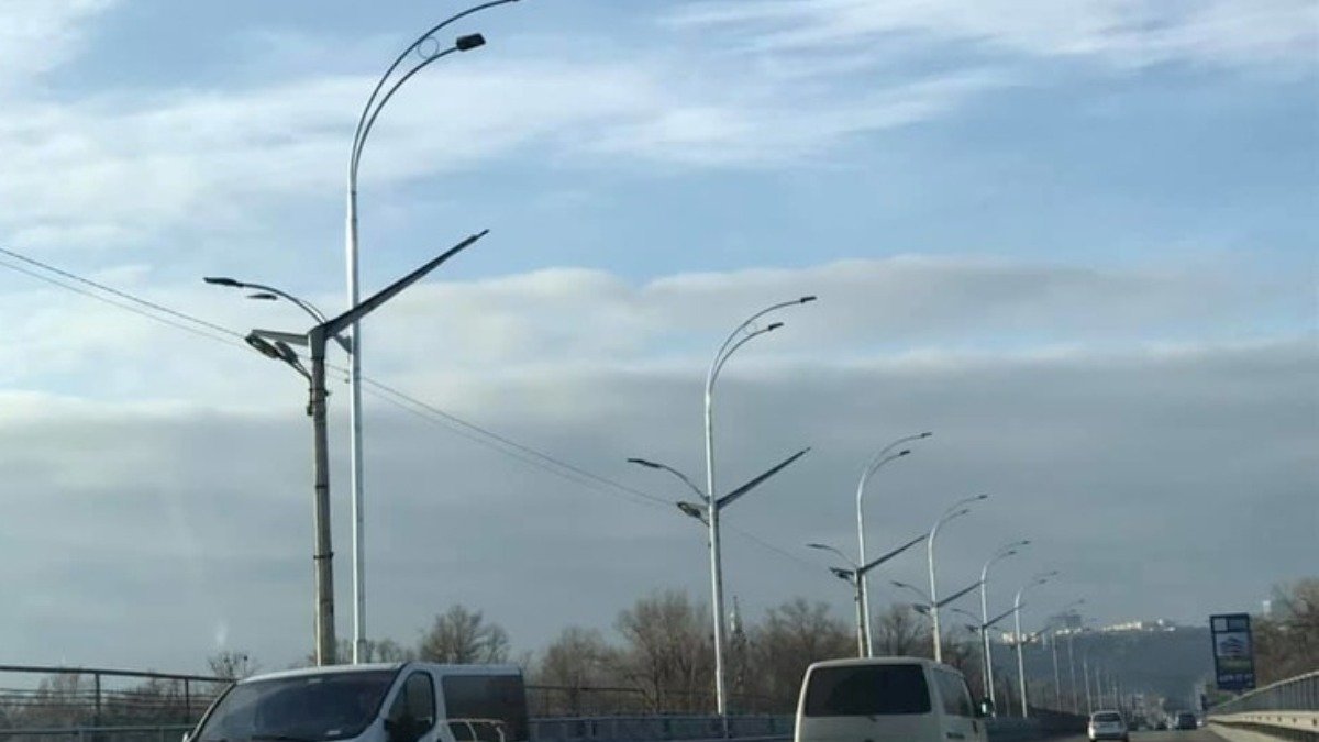 Было-стало: на Русановском мосту "фонари-крылья" меняют на новые
