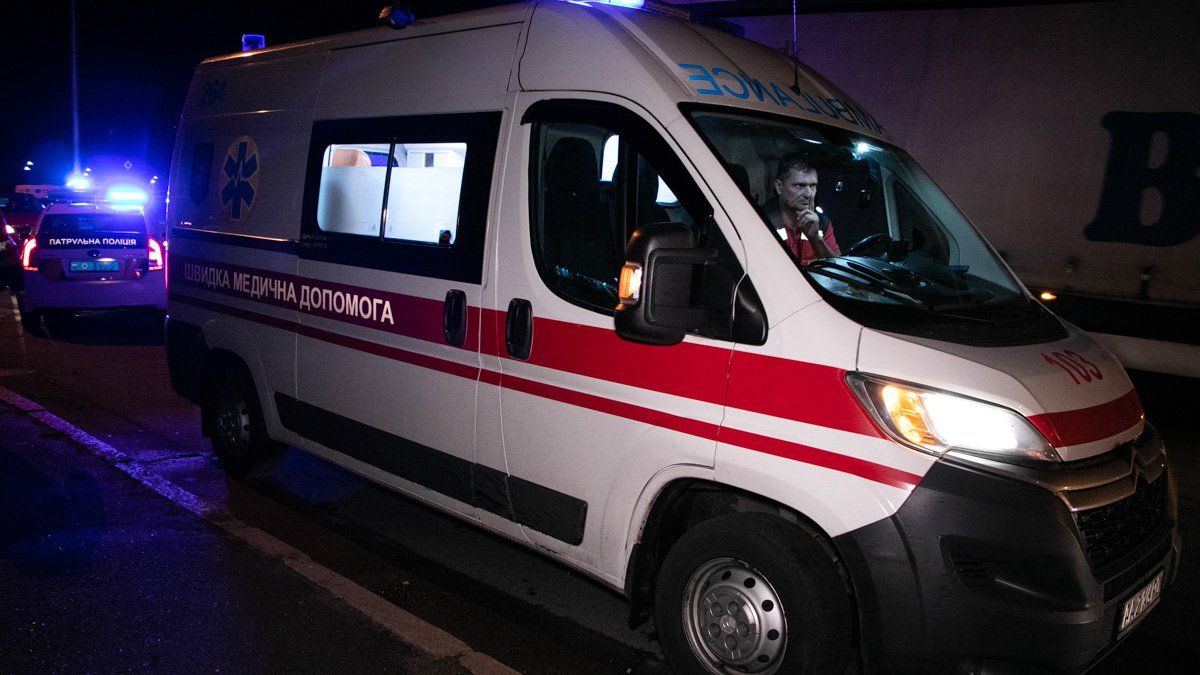 В Киеве на Героев Днепра парень во время общения с девушкой упал с 8 этажа