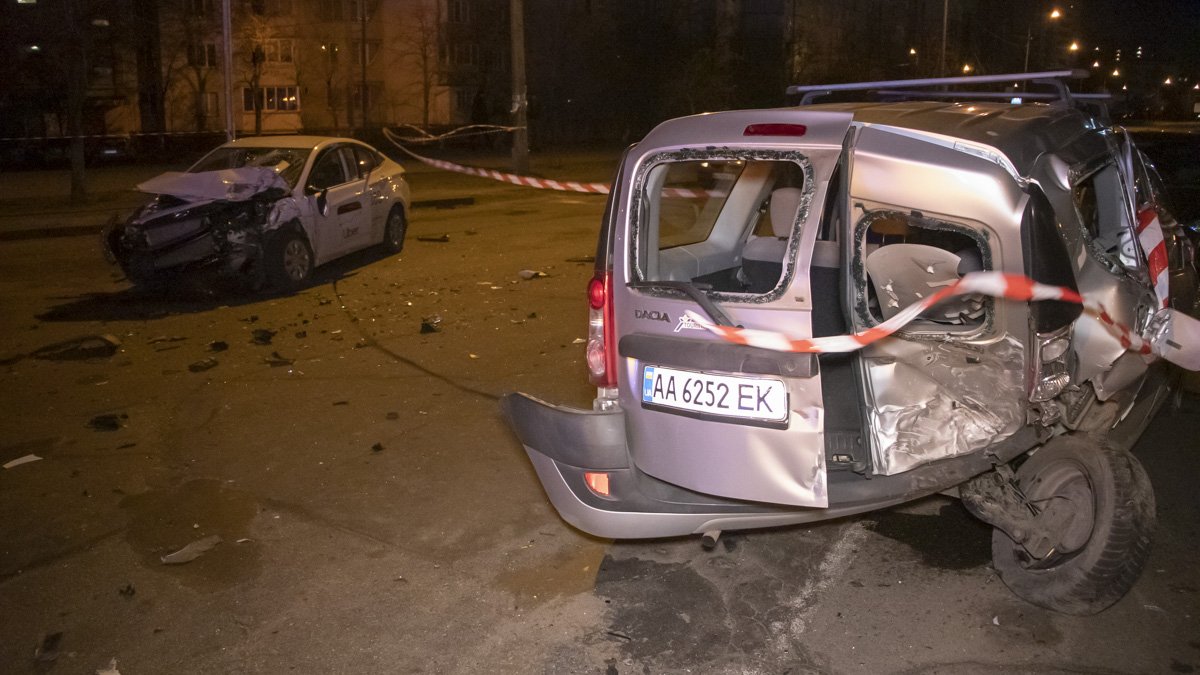 В Киеве на Троещине пьяный водитель Uber на полном ходу протаранил Dacia и уснул в машине у патрульных: пострадали три девушки